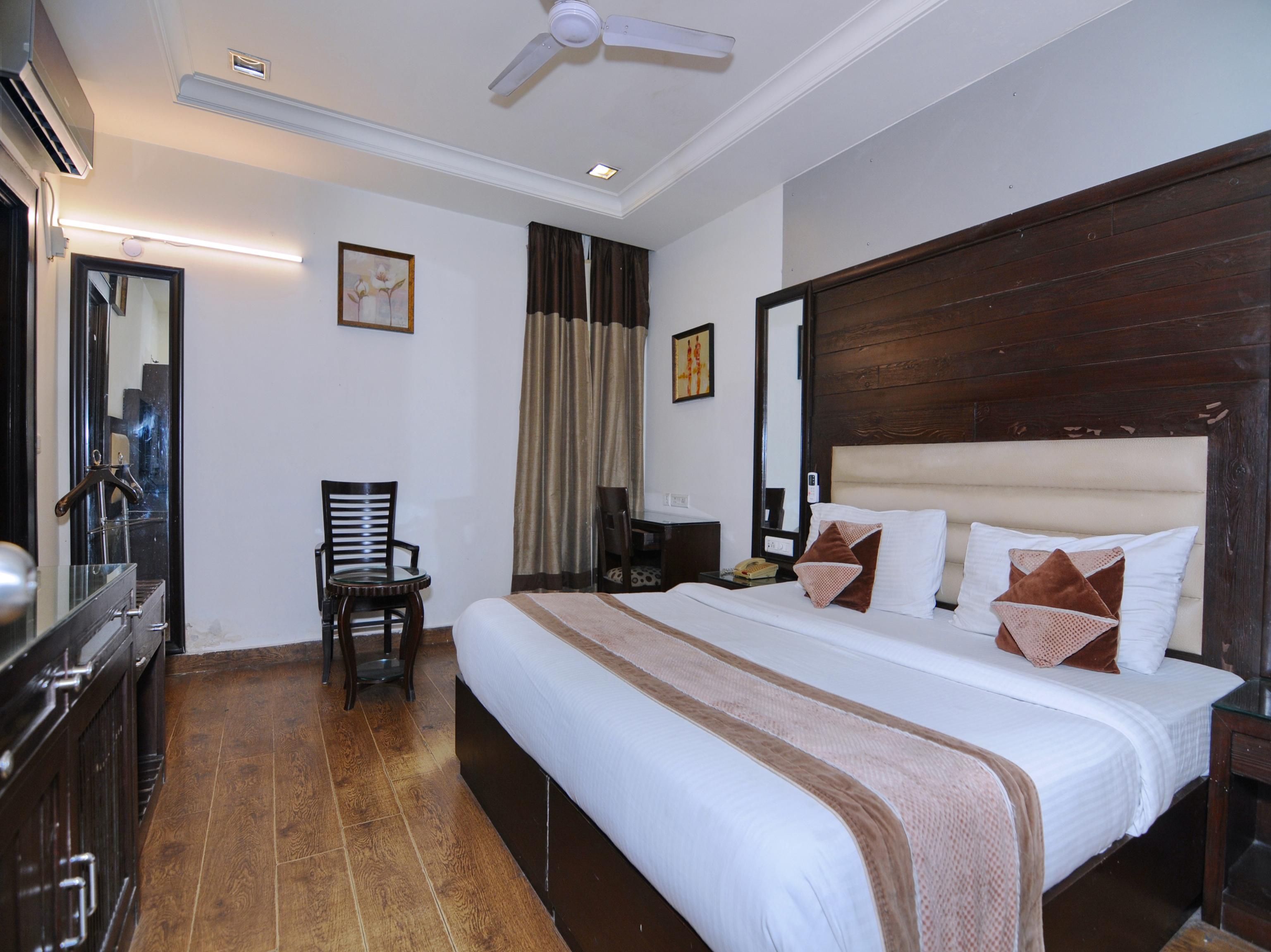 Oyo 6845 The Grand Hotel New Delhi Exterior photo