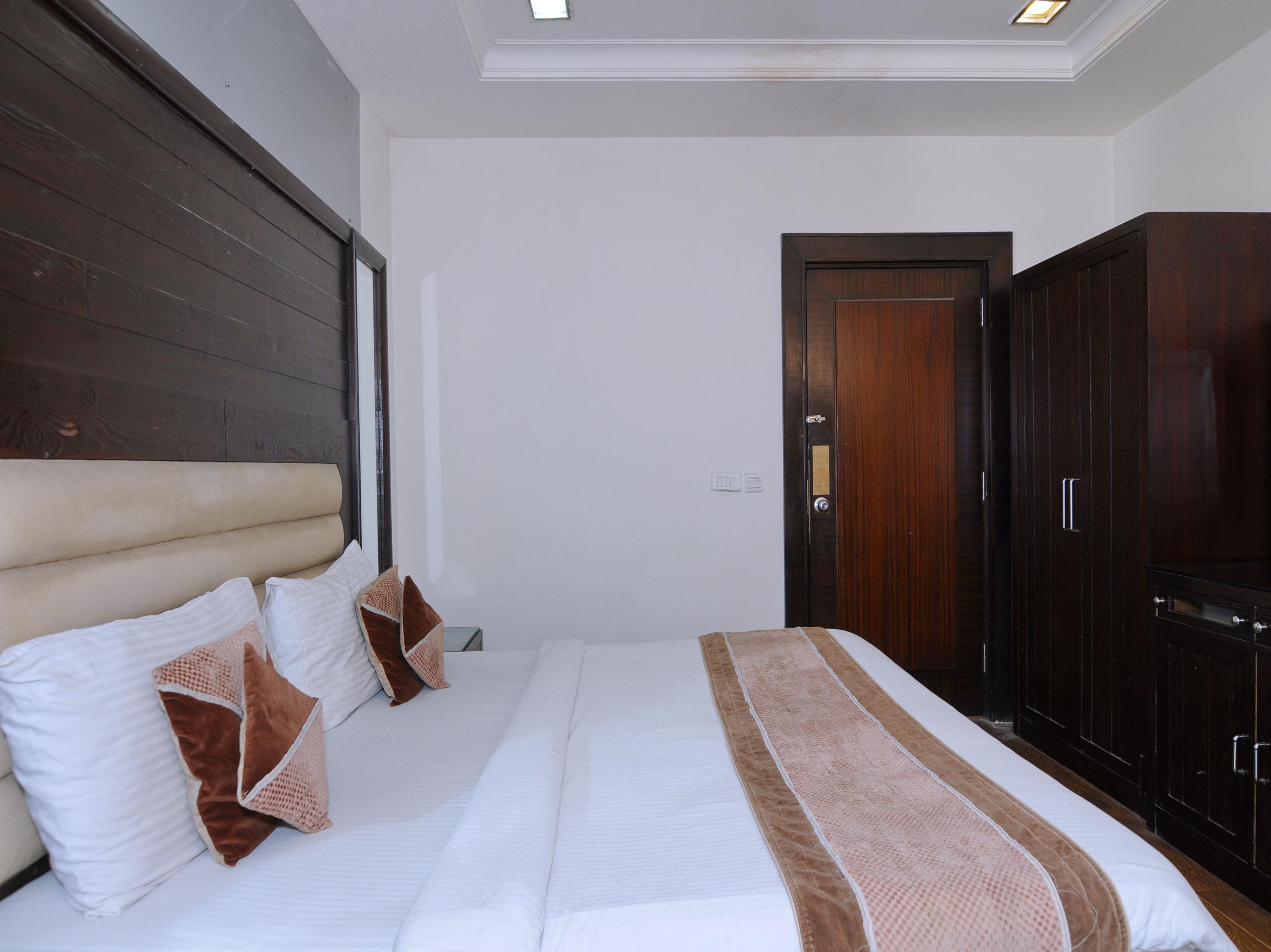 Oyo 6845 The Grand Hotel New Delhi Exterior photo